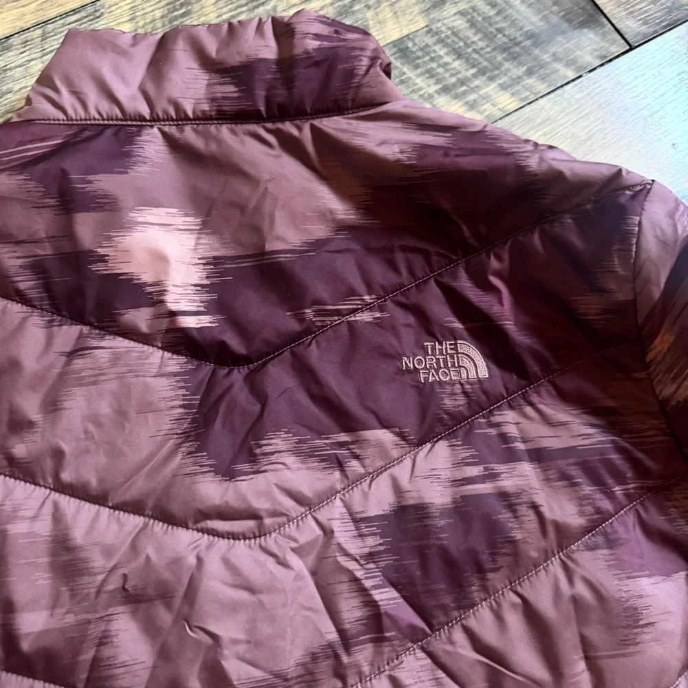 The North Face Women's Jacket in Beautiful Raisin Watercolor print - Picture 6 of 7